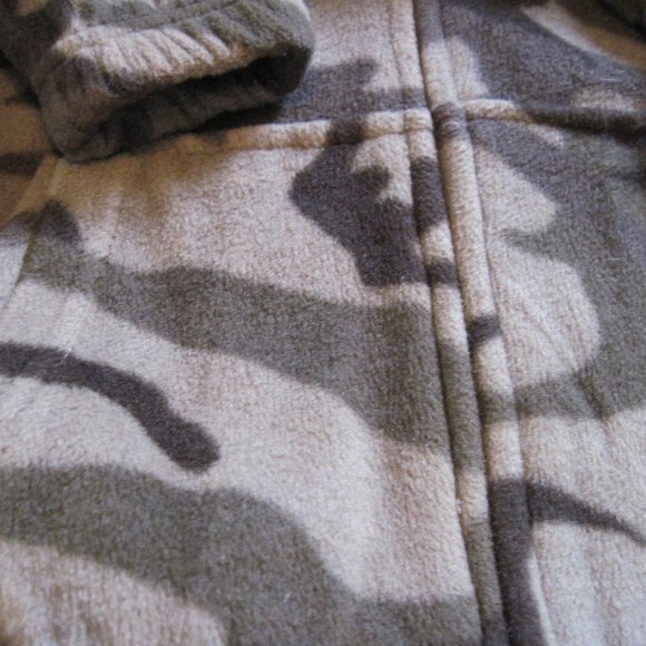 LOT OF SIZE LARGE 6-7 CAMOFLAUGE HOODIE AND TEE - Picture 4 of 6